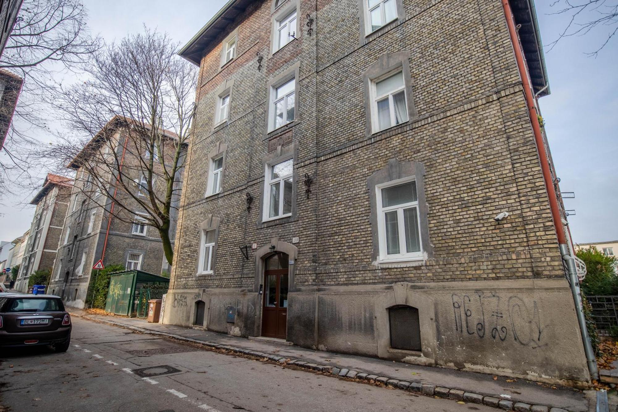 Historical Wine Apartment Братислава Экстерьер фото